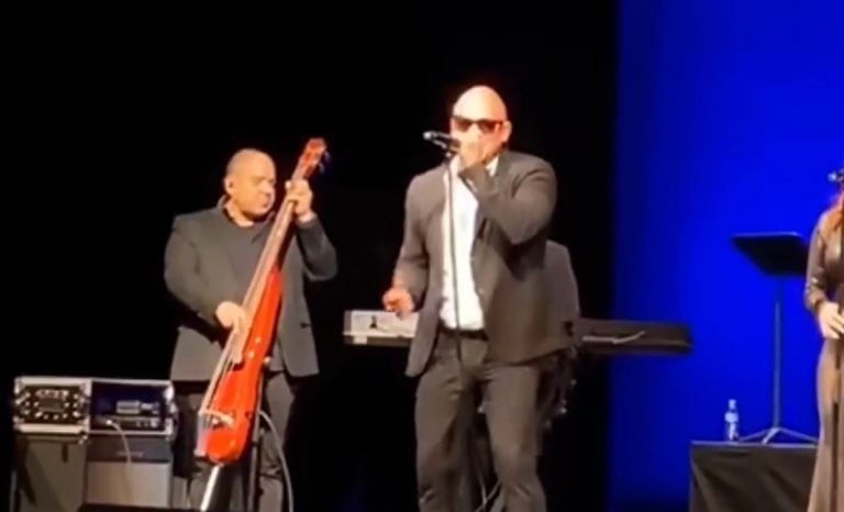 Juan Carlos Formell, el bajista de Los Van Van, muere en pleno concierto en New York