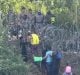 EEUU utiliza alambre de púas para detener migrantes en el río Bravo