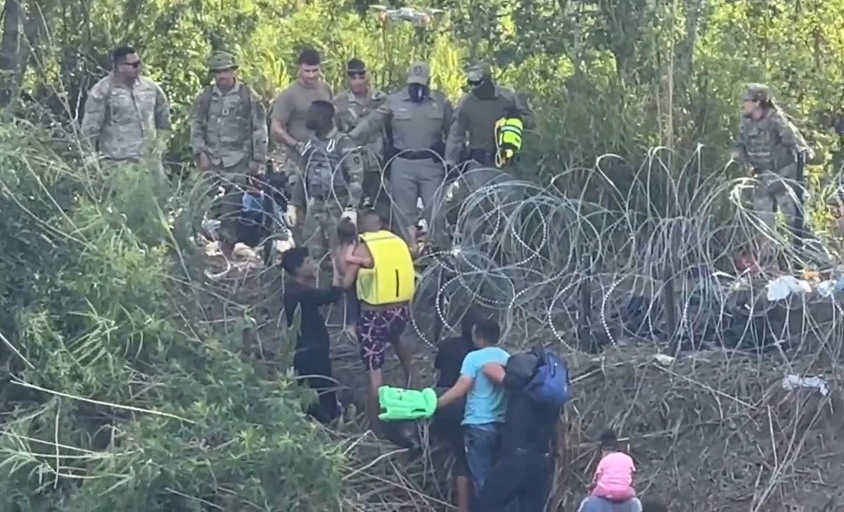 EEUU utiliza alambre de púas para detener migrantes en el río Bravo
