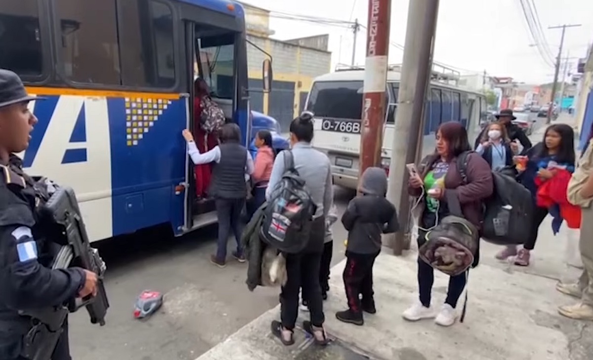 Migrantes expulsados de Guatemala. (Imagen ilustrativa: Voz de América-YouTube)