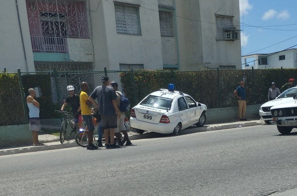 Patrulla de la PNR impacta contra una cerca en La Habana Orlando Pena Muñoz-Facebook