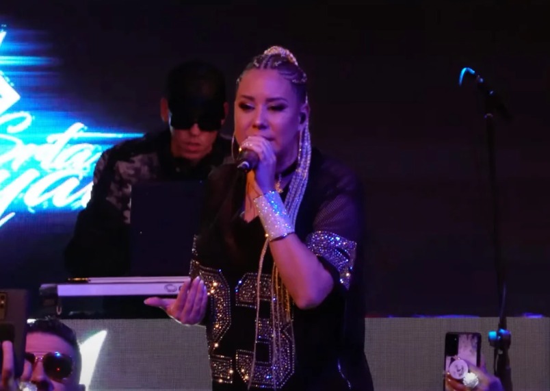 Srta. Dayana en el escenario. (Captura de pantalla ©Adrián Fernández-YouTube)