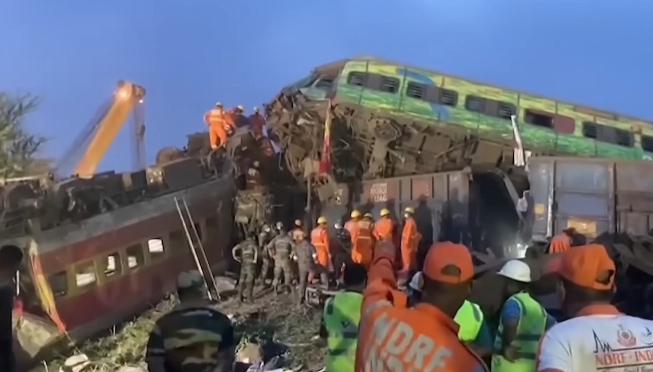 Choque de trenes en India deja casi 300 muertos y 1.000 lesionados