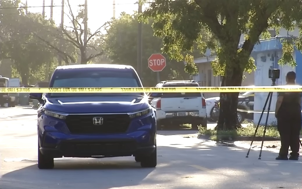 Cubano conductor de Lyft en Florida sobrevive a tiroteo contra su vehículo. (Captura de pantalla: AmericaTeVe Miami-YouTube)