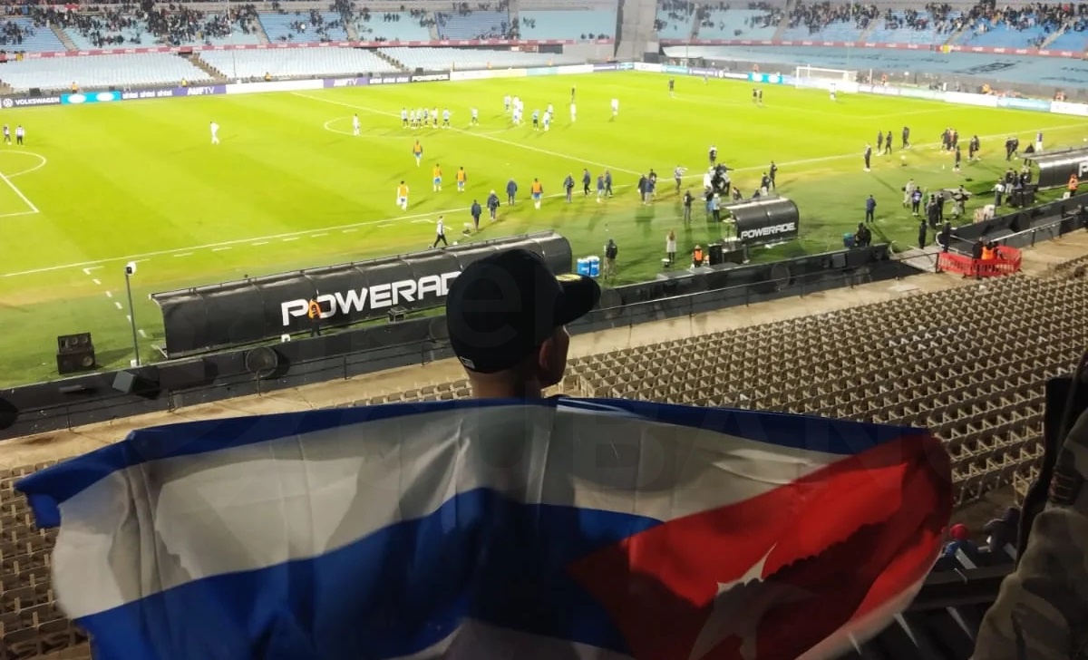 Cubanos protestan contra el régimen en el partido amistoso de fútbol contra Uruguay
