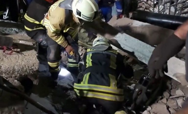 Al menos 10 muertos y 60 heridos tras ataque ruso de misiles en restaurante de Ucrania
