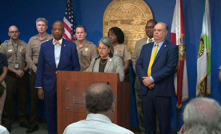El jefe de la policía de Miami-Dade habría presentado su renuncia antes de intentar suicidarse
