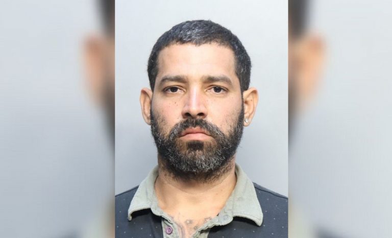 Arrestan a cubano acusado de grabar debajo de la falda de una mujer en Hialeah