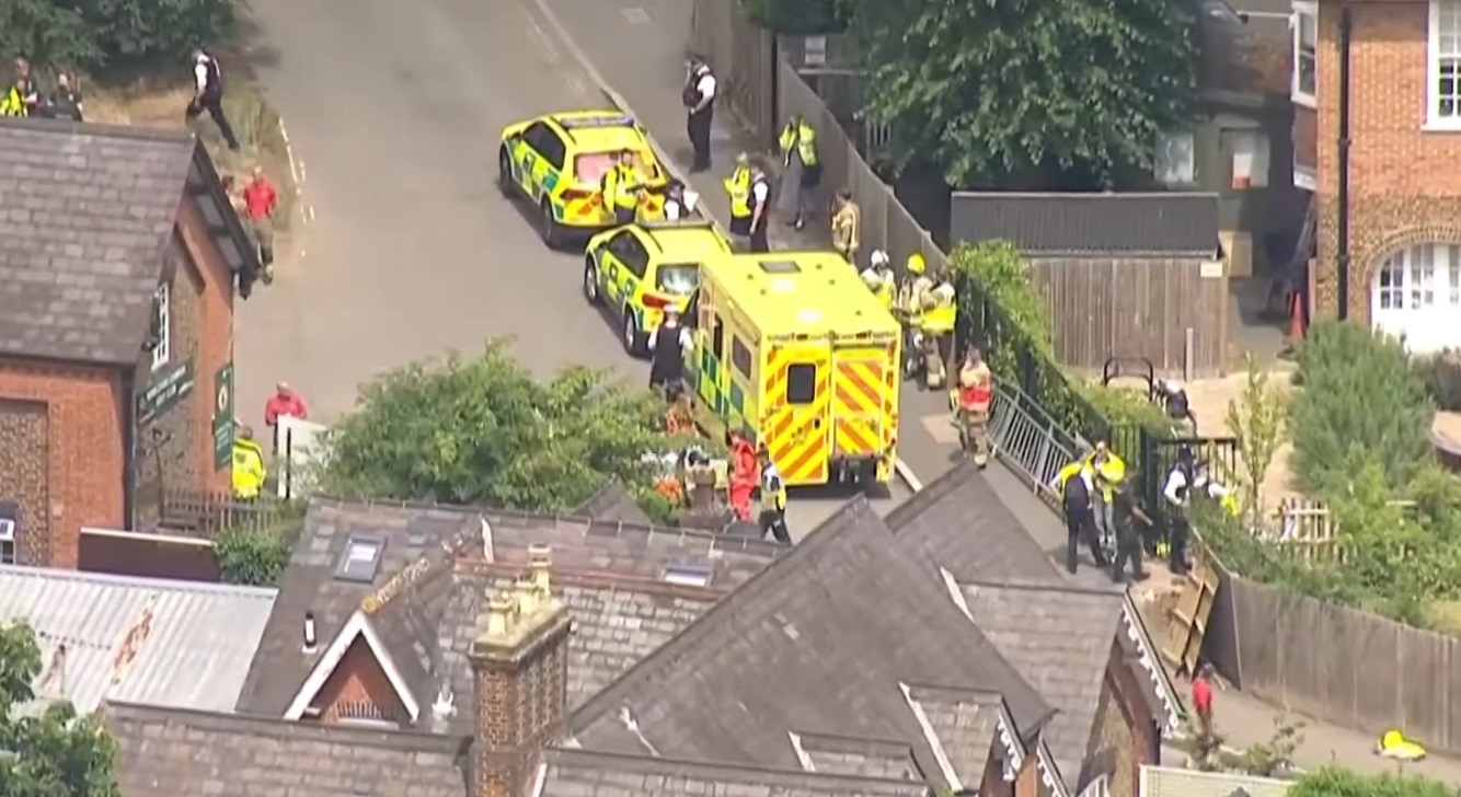 Auto se estrella con una escuela primaria en Londres y mata a una niña de ocho años