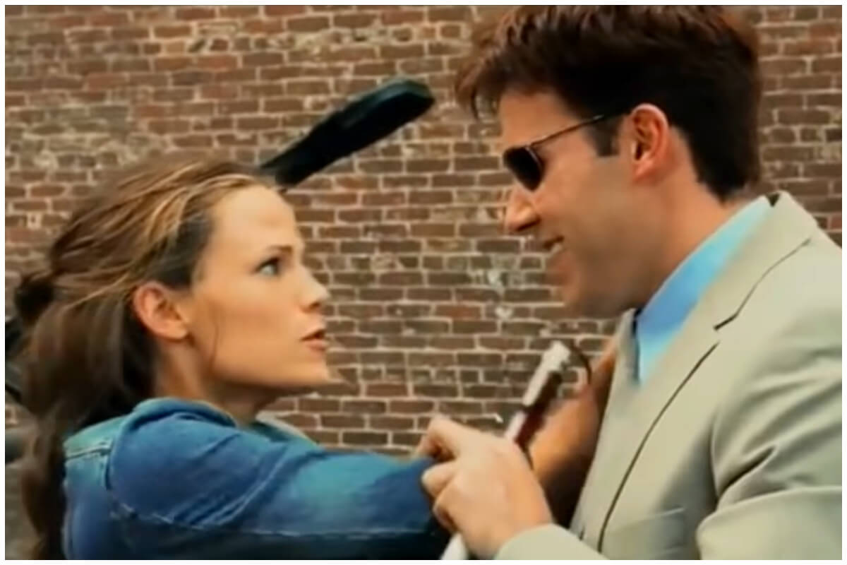 Ben Affleck y Jennifer Garner en Daredevil. (Captura de pantalla: Martín Pérez- YouTube)