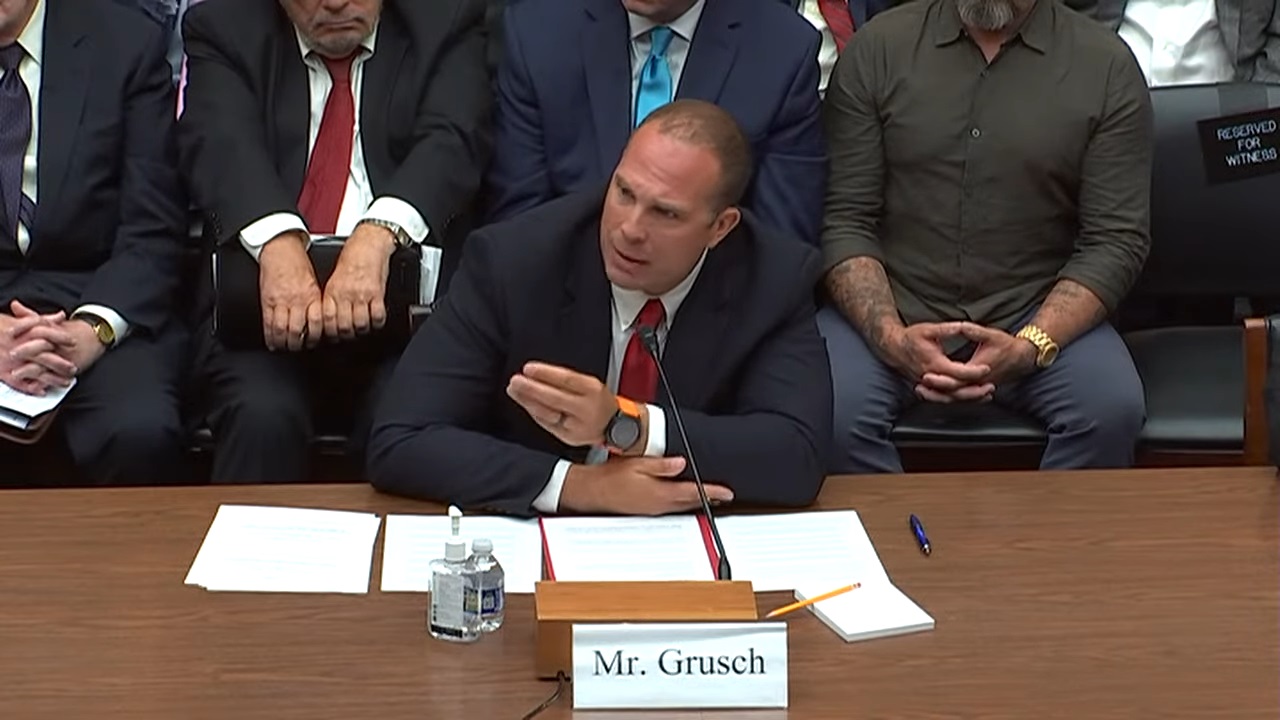 Ex oficial de inteligencia asegura al Congreso que EEUU posee naves y restos de pilotos extraterrestres