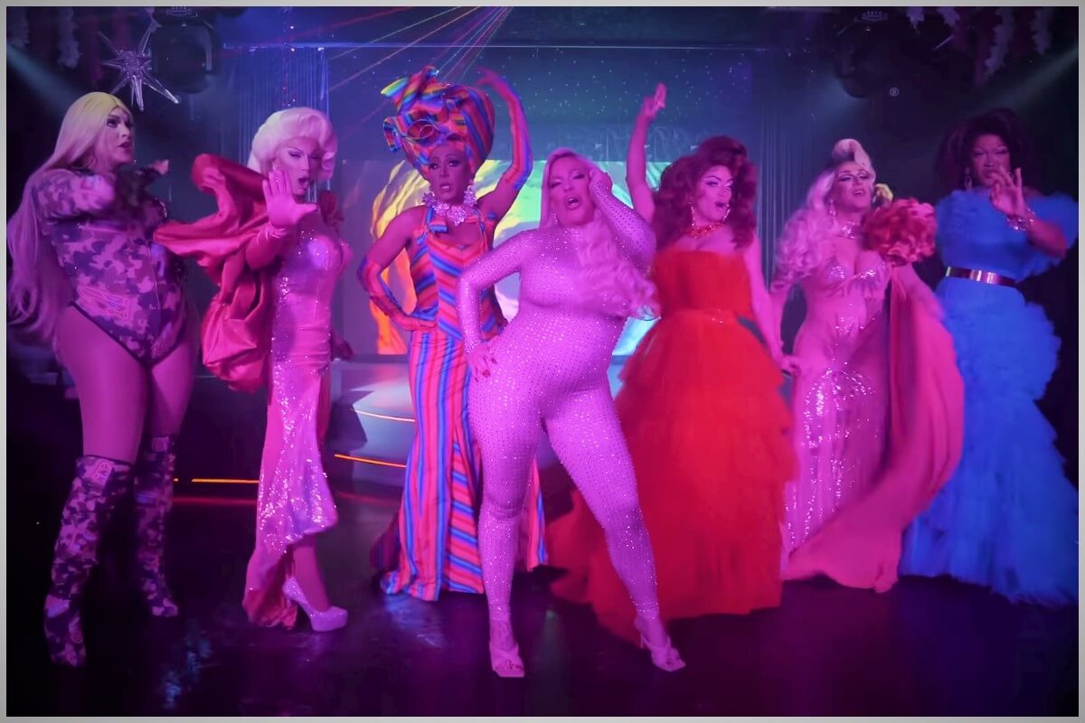 La Diosa acompañada de drag queens. (Captura de pantalla: La Diosa- YouTube)