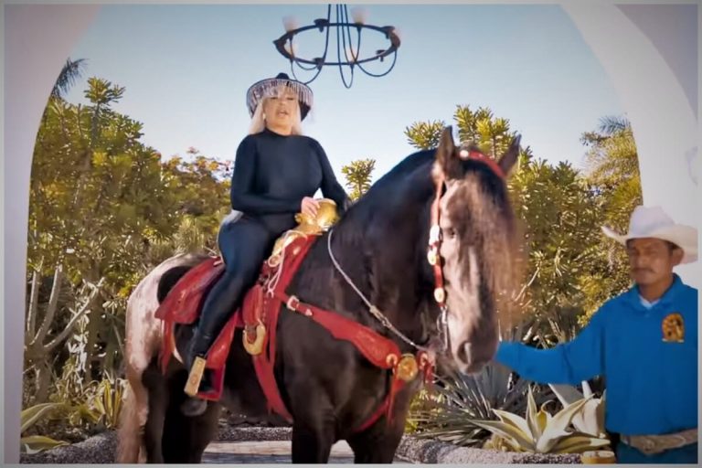 Con caballo y sombrero La Diosa presenta ‘La Vida’ su primer corrido tumbado
