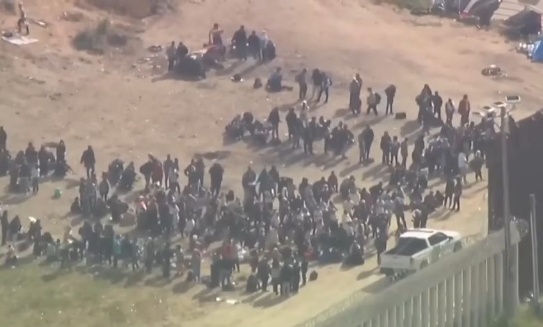 Imagen ilustrativa de migrantes esperando en la frontera de Estados Unidos. (Captura de pantalla: Noticias Telemundo-Youtube)