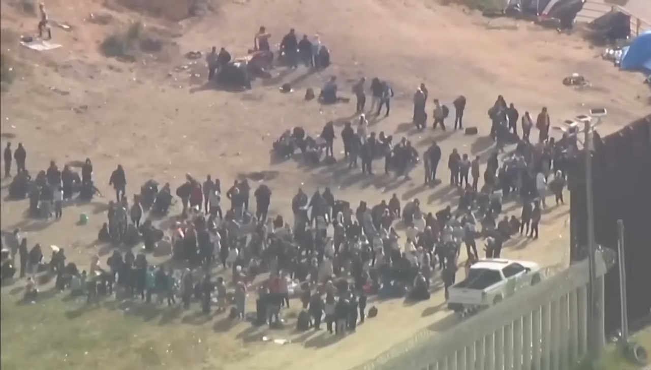 Imagen ilustrativa de migrantes esperando en la frontera de Estados Unidos. (Captura de pantalla: Noticias Telemundo-Youtube)