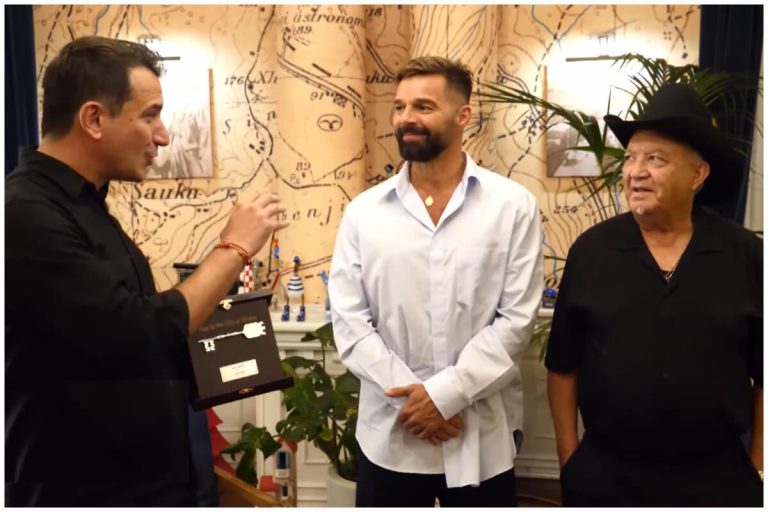 Eliades Ochoa presente en homenaje a Ricky Martin en Albania: le entregan llave de la ciudad