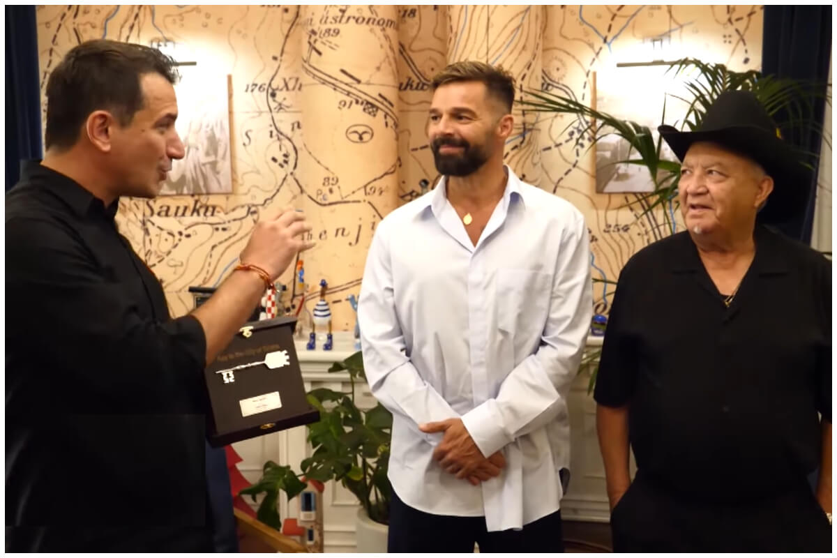 Ricky Martin y Eliades Ochoa. (Captura de pantalla: Top Channel Albania)