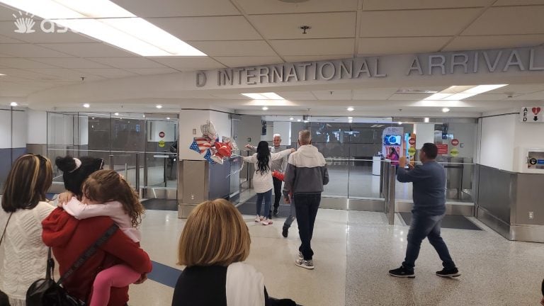 Cubana a punto de ser deportada tras llegar a EEUU con un parole falso
