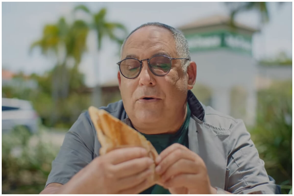 Alberto Pujol en comercial. (Captura de pantalla: Pollo Tropical- YouTube)