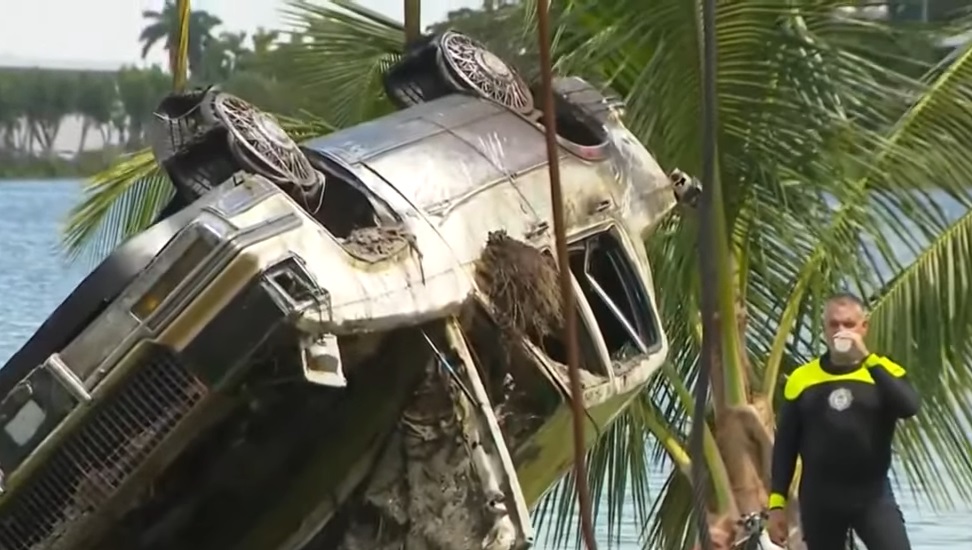 Encuentran decenas de automóviles sumergidos en un lago del Doral.