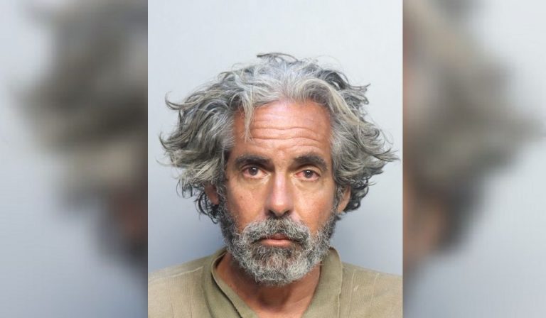 Hombre arrestado en Florida por robar un bote y tratar de embestir a la policía durante persecución