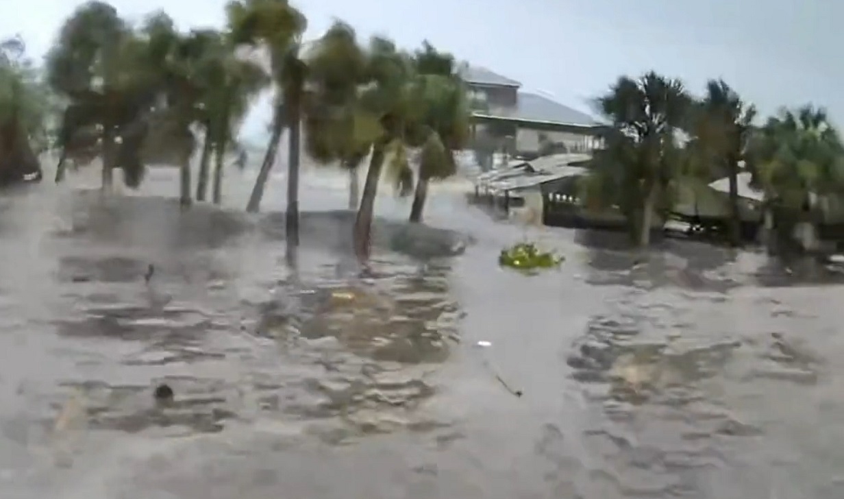 El paso de Idalia dejó daños en Florida. (Captura de pantalla: Isabel Santos-Twitter)
