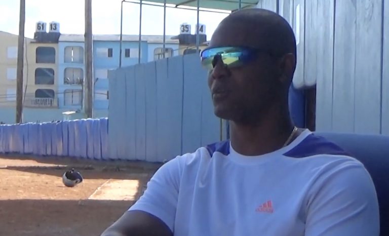El expelotero cubano Yorelvis Charles está en México a la espera del parole
