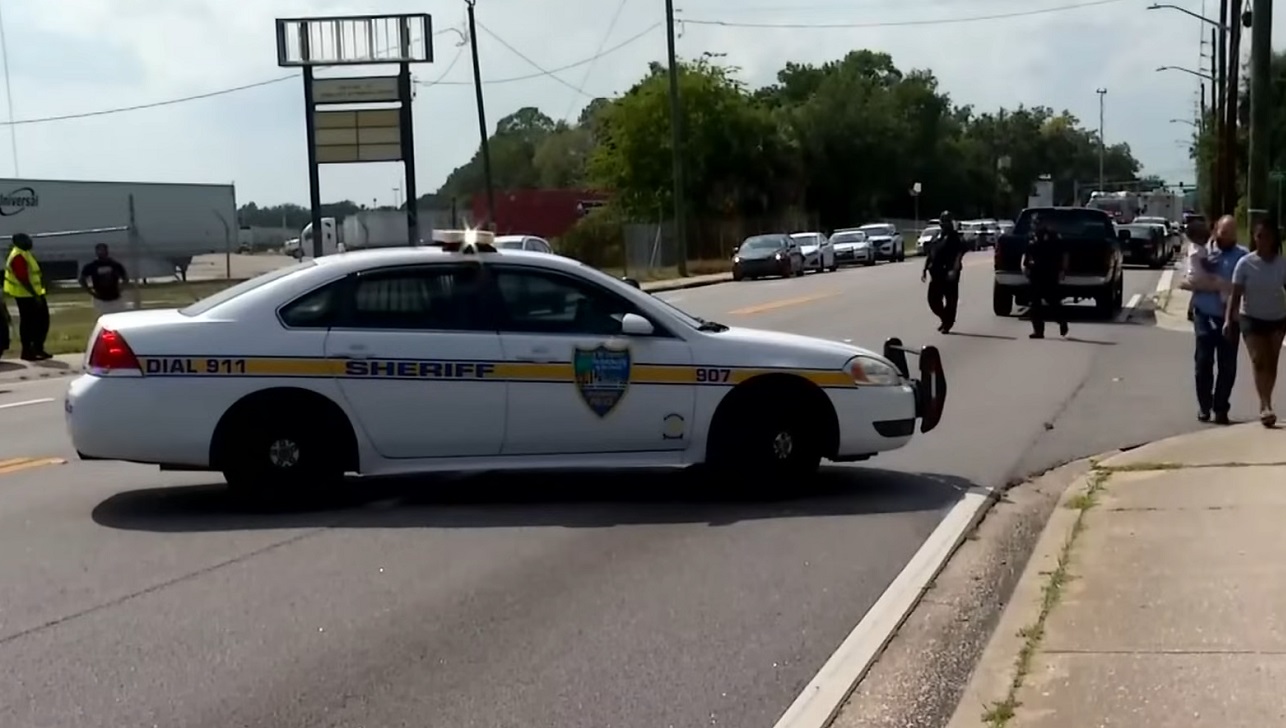 Florida cuatro personas terminan muertas tras tiroteo en una tienda de Jacksonville. (Captura de pantalla: KENS 5: Your San Antonio News Source)