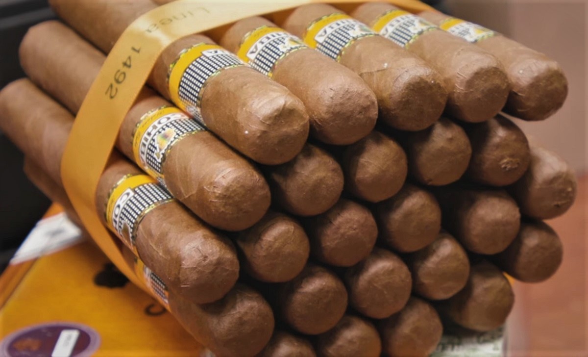 Imagen ilustrativa de unos habanos cubanos. (Captura de pantalla © Business Insider India-YouTube)