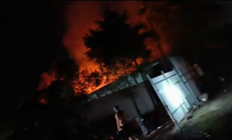 Hialeah: hombre provocó un gran incendio en varias viviendas tras lanzar fuegos artificiales