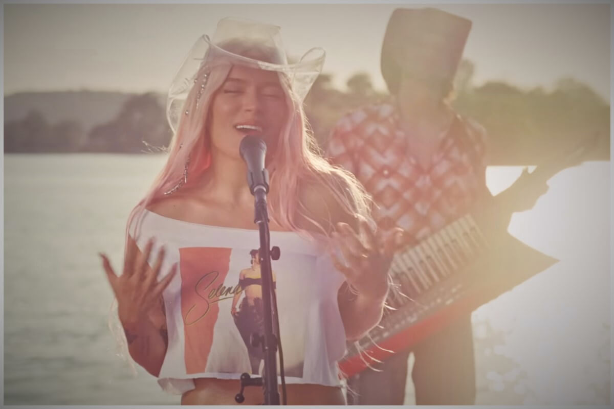 Karol G rinde tributo a Selena Quintanilla. (Captura de pantalla: Karol G- YouTube)