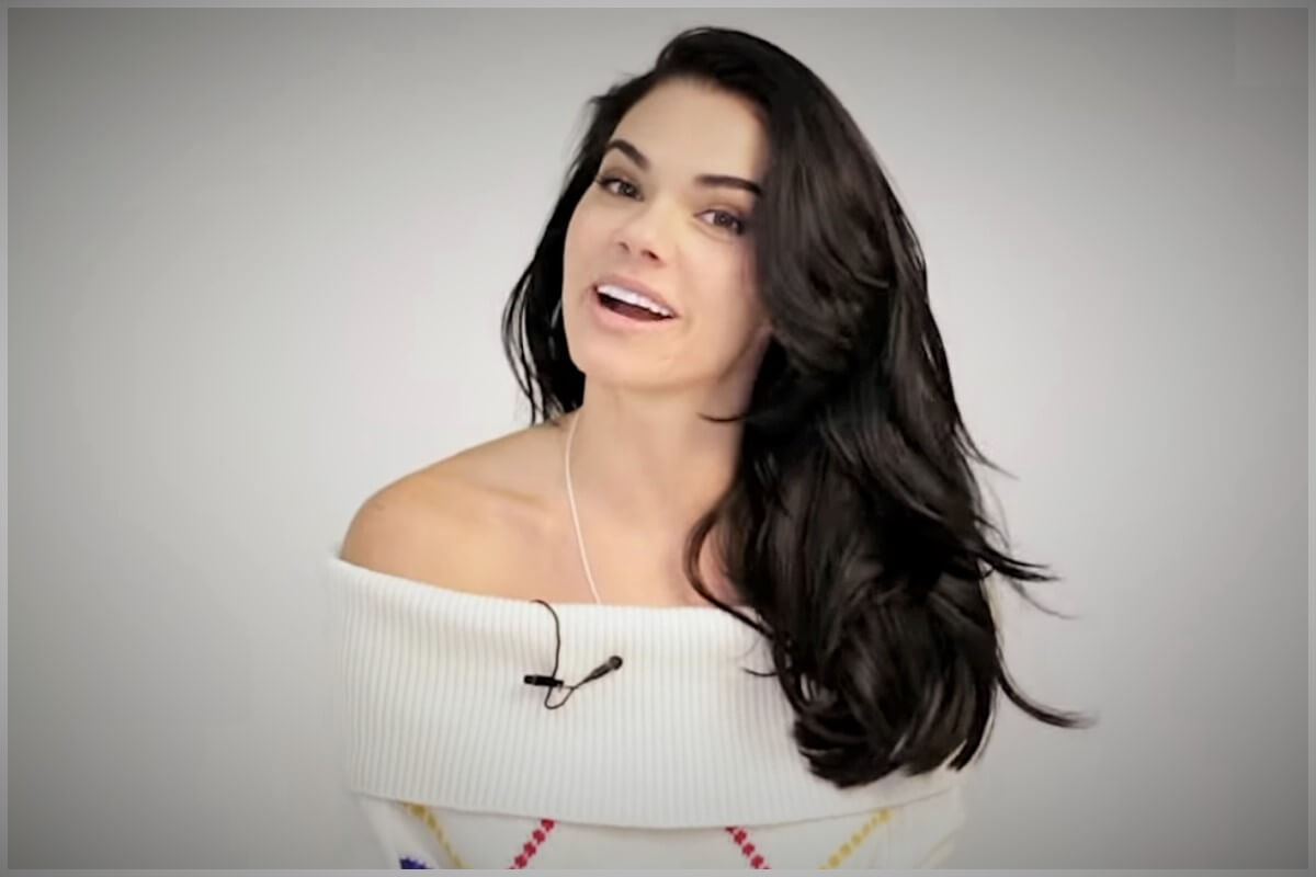 Livia Brito. (Captura de pantalla © Cosmopolitan en Español- YouTube)
