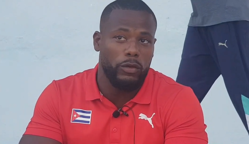 El martillista cubano aprovechó una escapa en la capital de Francia.