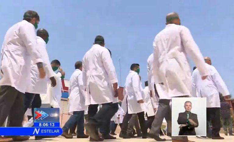 Guatemala aceleró la salida de médicos cubanos por presiones de EEUU