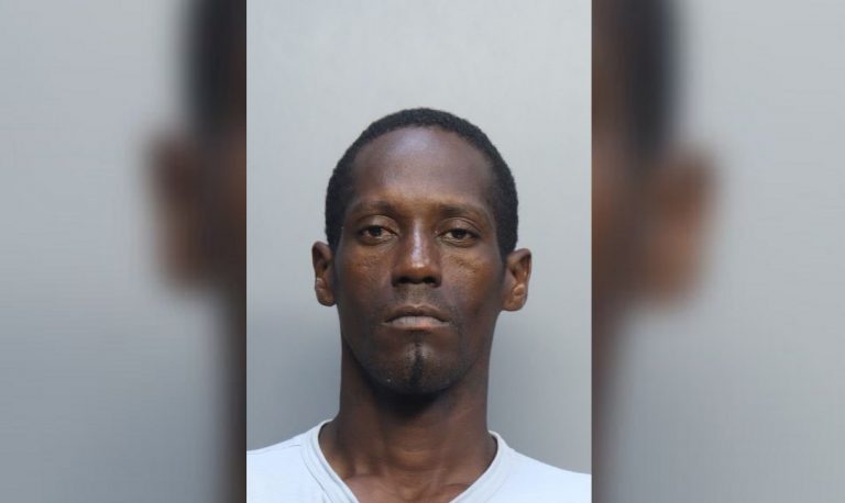 Miami-Dade: arrestan a un cubano que atacó dos veces a su novia con un machete