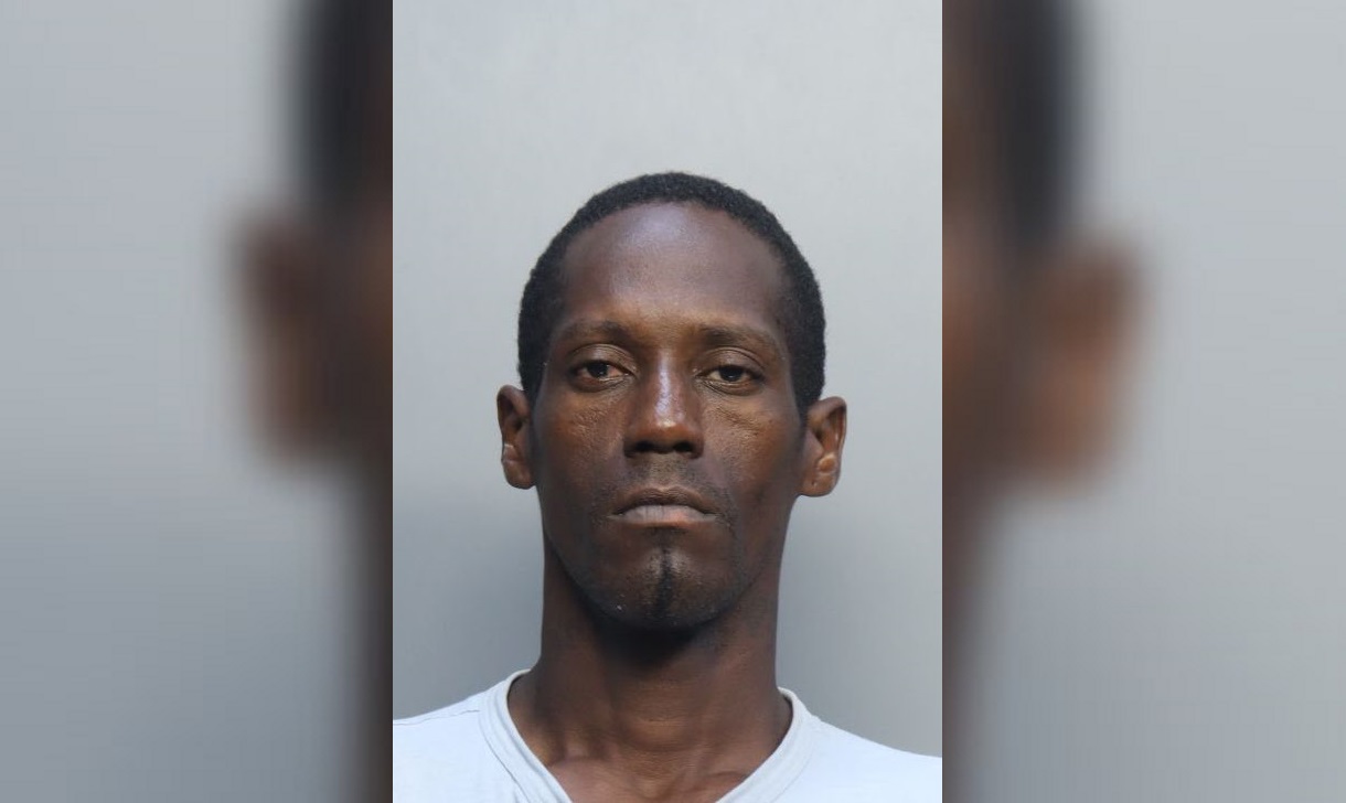 Miami-Dade: arrestan a un cubano que atacó dos veces a su novia con un machete