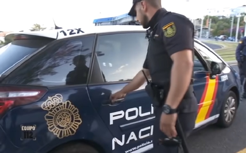 Oficiales de policía en Islas Canarias. (Captura de pantalla: TelevisionCanaria-YouTube)