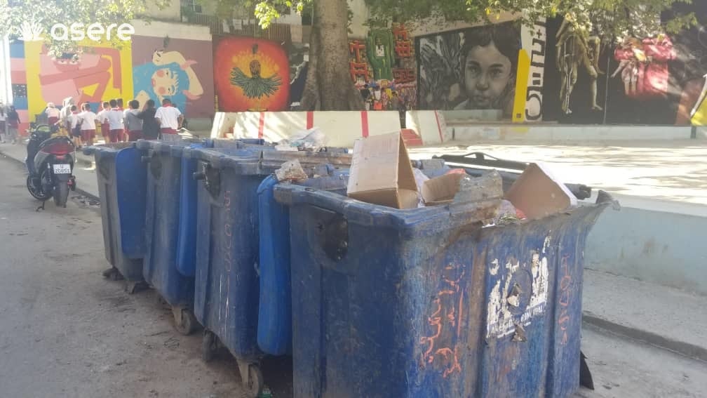 Fotografía de contenedores de basura en las calles de Cuba. (Foto © Asere Noticias)