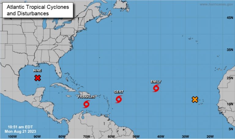 Tres tormentas tropicales se desplazan por el Atlántico