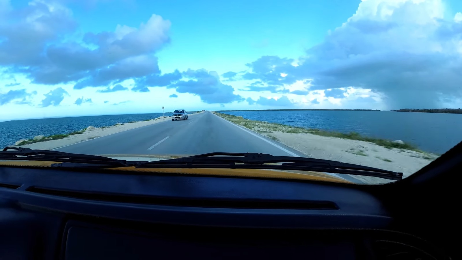 Un taxi Lada cae al agua en el pedraplén de Cayo Santa María