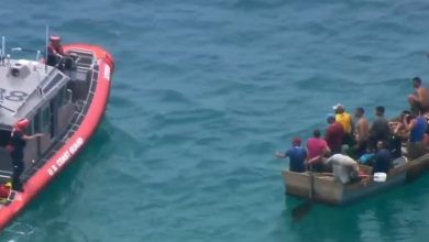 Imagen de unos balseros cubanos siendo interceptados en el mar.