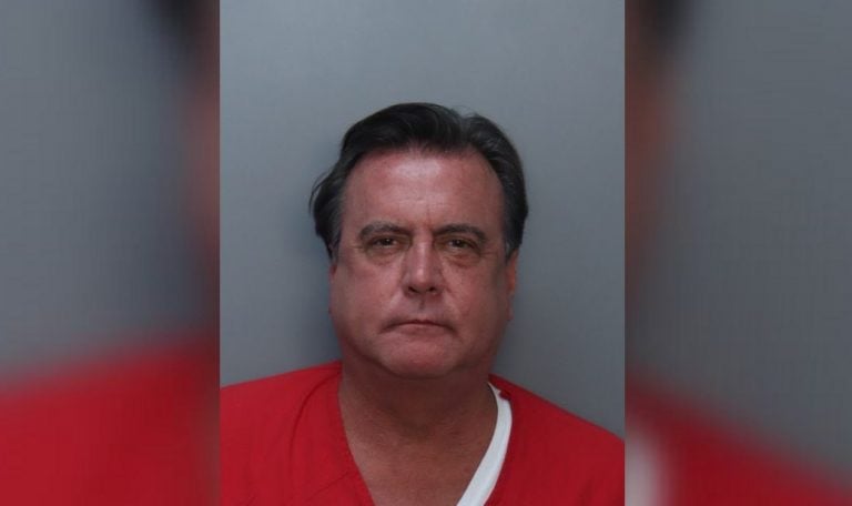 Suspenden de su puesto al comisionado de Miami Alex Díaz de la Portilla