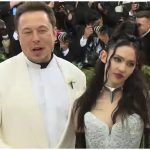Elon Musk y Grimes. (Captura de pantalla: The Hollywood Fix- YouTube)