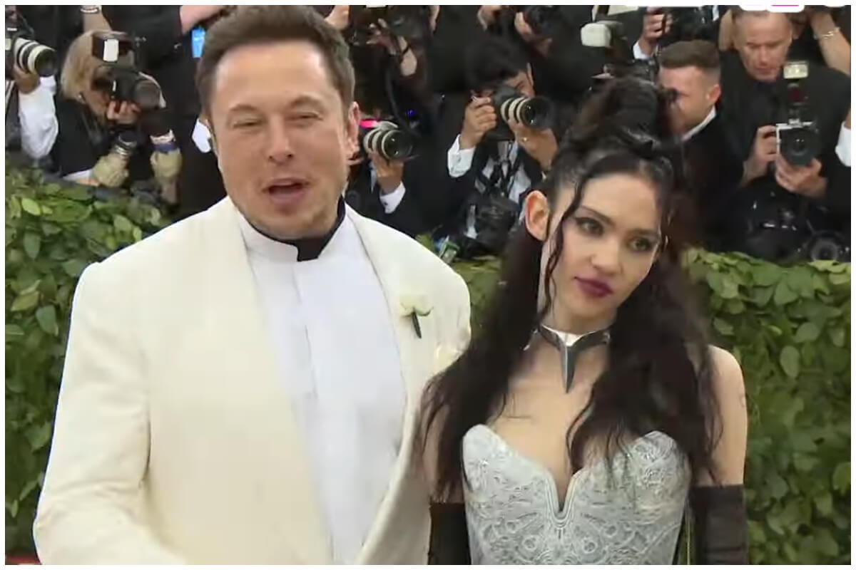 Elon Musk y Grimes. (Captura de pantalla: The Hollywood Fix- YouTube)
