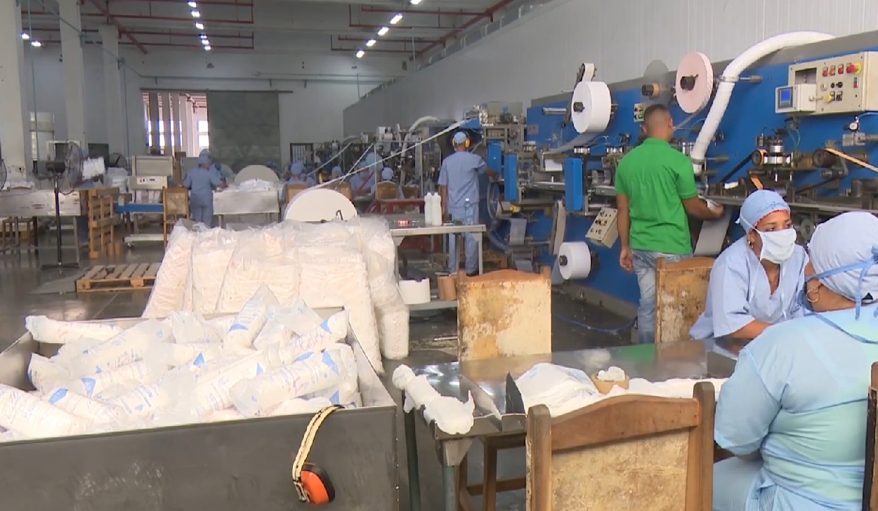 Imagen ilustrativa de una fábrica de íntimas en Cuba. (Captura de pantalla: CNC TV Granma-YouTube)