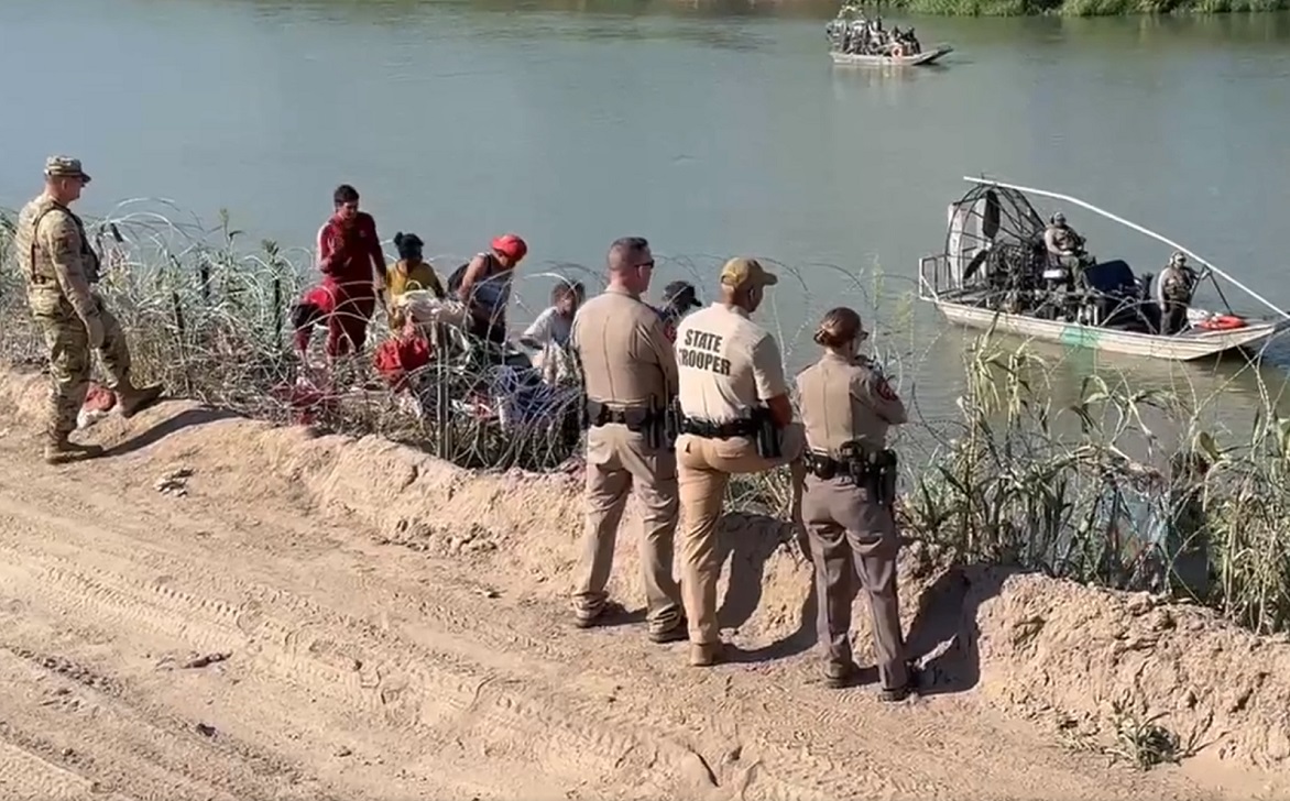 Texas declara oficialmente “invasión” ante el elevado flujo de migrantes