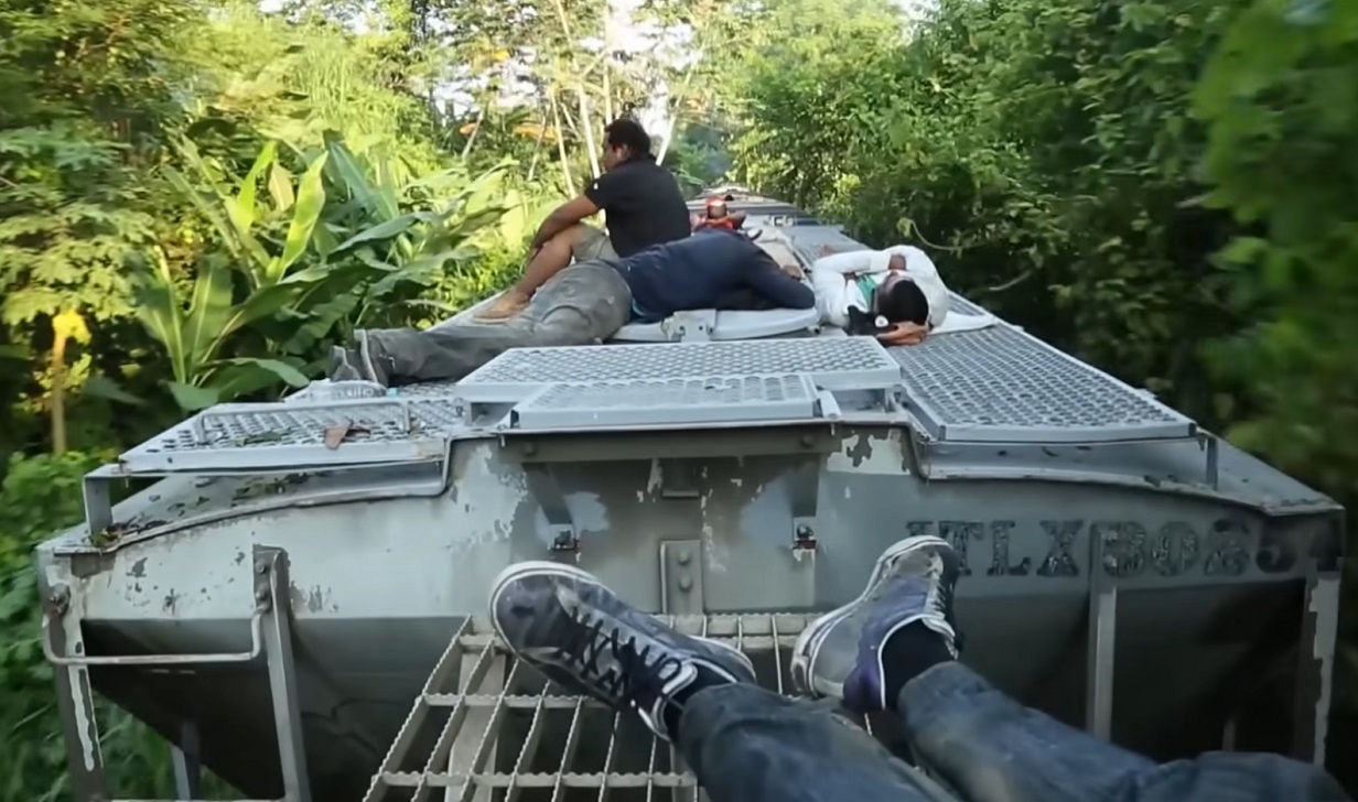 Imagen ilustrativa de varios migrantes en un tren mexicano.
