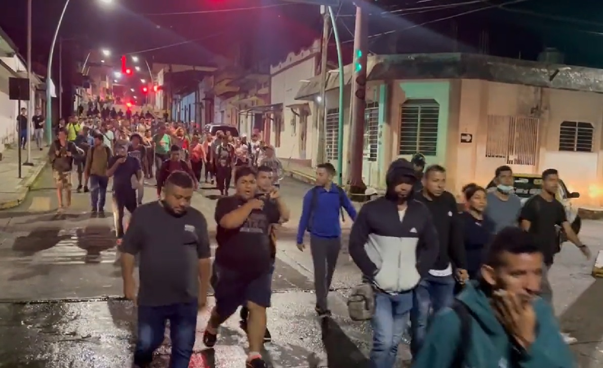 Migrantes saliendo de Tapachula hacia el norte.