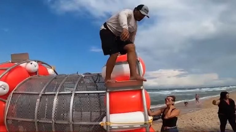 Detienen a hombre que trató de cruzar el mar en una “rueda gigante de hámster”
