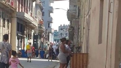 Vecinos en La Habana que llevan un mes sin agua cierran las calles. (Foto: San Nicolás de Bari "No + Comunismo"-Facebook)